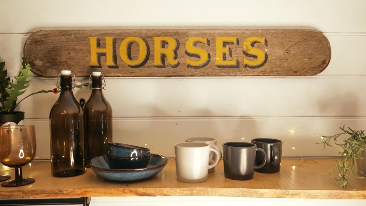 Quirky Vintage Horsebox Conversion With Stunning Views Of Ardingly Reservoir 발콤 외부 사진