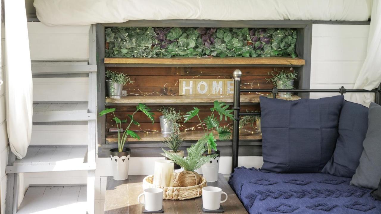 Quirky Vintage Horsebox Conversion With Stunning Views Of Ardingly Reservoir 발콤 외부 사진