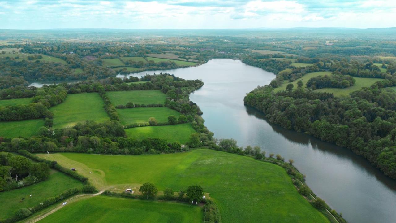 Quirky Vintage Horsebox Conversion With Stunning Views Of Ardingly Reservoir 발콤 외부 사진