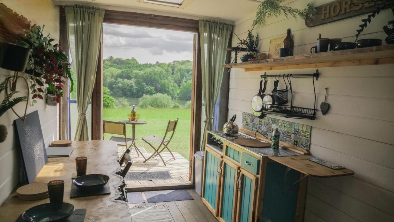Quirky Vintage Horsebox Conversion With Stunning Views Of Ardingly Reservoir 발콤 외부 사진